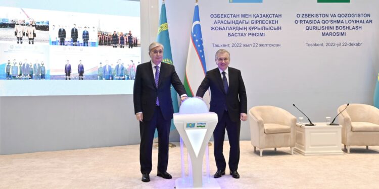 Қасым-Жомарт Тоқаев пен Шавкат Мирзиёев бірлескен нысандардың құрылысын салтанатты түрде бастау рәсіміне қатысты