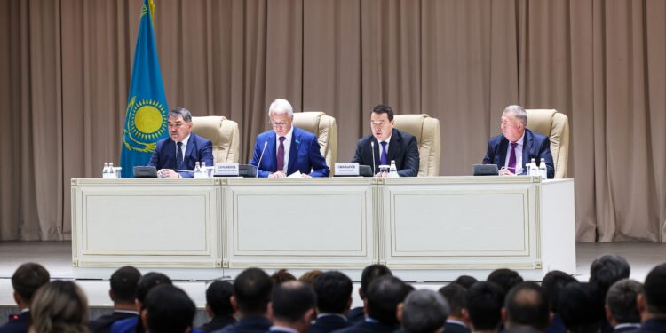 Әлихан Смайылов Жамбыл облысы басшылығының алдында тұрған басым міндеттерді атап өтті