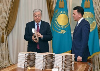 Мемлекет басшысына Саяси қуғын-сүргін құрбандарын толық ақтау жөніндегі көптомдық таныстырылды