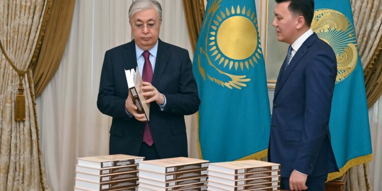 Мемлекет басшысына Саяси қуғын-сүргін құрбандарын толық ақтау жөніндегі көптомдық таныстырылды