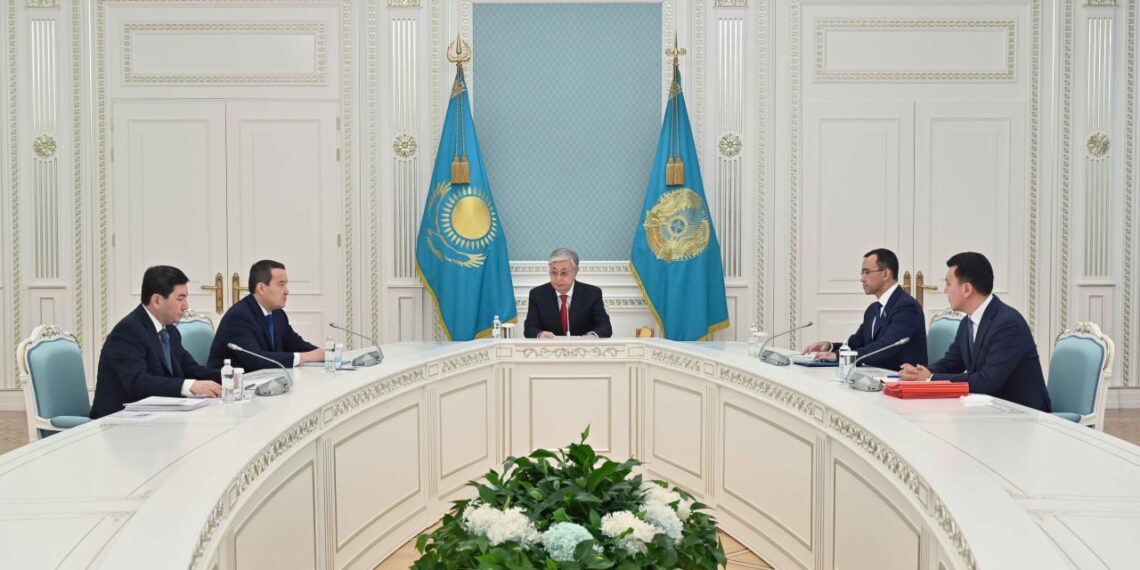 Мемлекет басшысы Парламент палаталарының төрағаларымен және Премьер-Министрмен Парламент Мәжілісін тарату және мәслихаттардың өкілеттігін мерзімінен бұрын тоқтату жөнінде кеңес өткізді