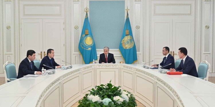 Мемлекет басшысы Парламент палаталарының төрағаларымен және Премьер-Министрмен Парламент Мәжілісін тарату және мәслихаттардың өкілеттігін мерзімінен бұрын тоқтату жөнінде кеңес өткізді