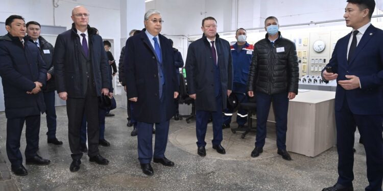 Президент Қасым-Жомарт Тоқаев Қостанай облысына жұмыс сапары барысында Лисаков қаласының жылу орталығына барды