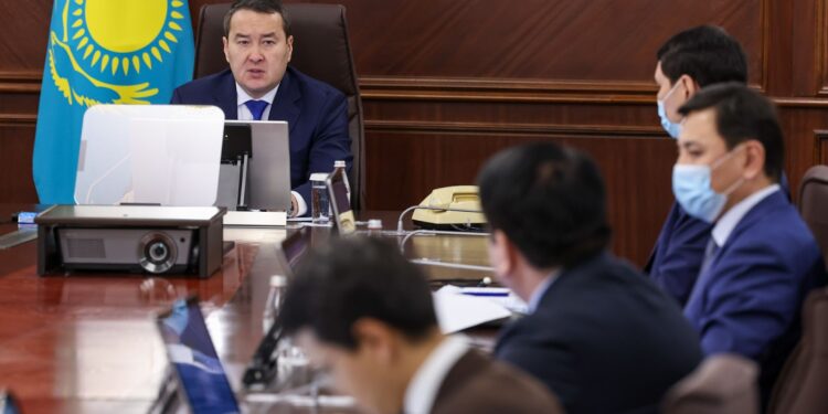 Үкіметте халықаралық банктермен бірлескен жобаларды іске асыру мәселелері талқыланды