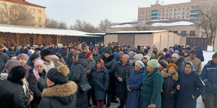 Таразда университет жұмысшылары бас көтерді