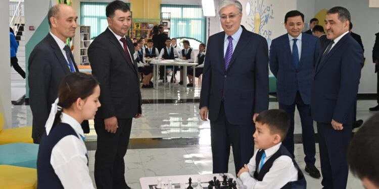 Қасым-Жомарт Тоқаев Байзақ ауданында жаңадан ашылған Көктал орта мектебіне барды