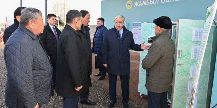 Қасым-Жомарт Тоқаев Байзақ ауданы Талас ауылында орналасқан «Қостөбе-2019» ауыл шаруашылығы өндірістік кооперативіне барды