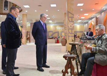 Президент қолөнершілер көрмесін аралап көрді