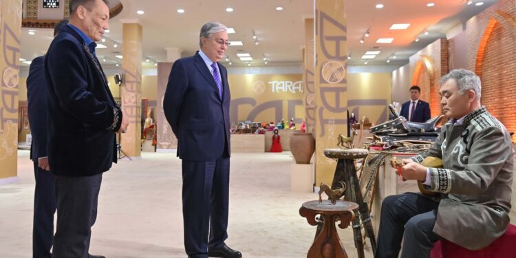 Президент қолөнершілер көрмесін аралап көрді