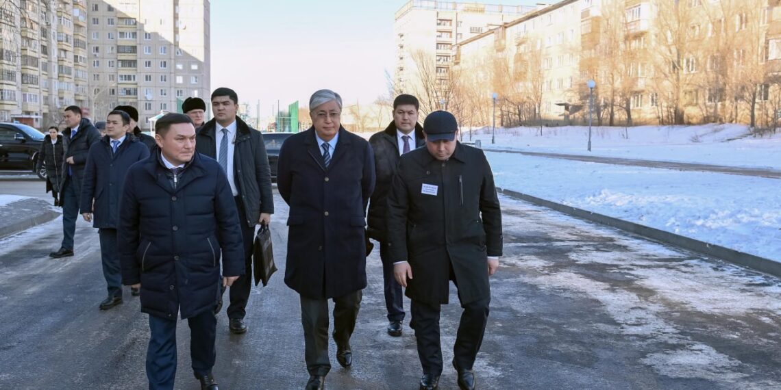 Президент Ақмола облысына жұмыс сапары барысында Степногорск қаласындағы 6-шы шағынауданның ауласын аралады