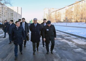 Президент Ақмола облысына жұмыс сапары барысында Степногорск қаласындағы 6-шы шағынауданның ауласын аралады