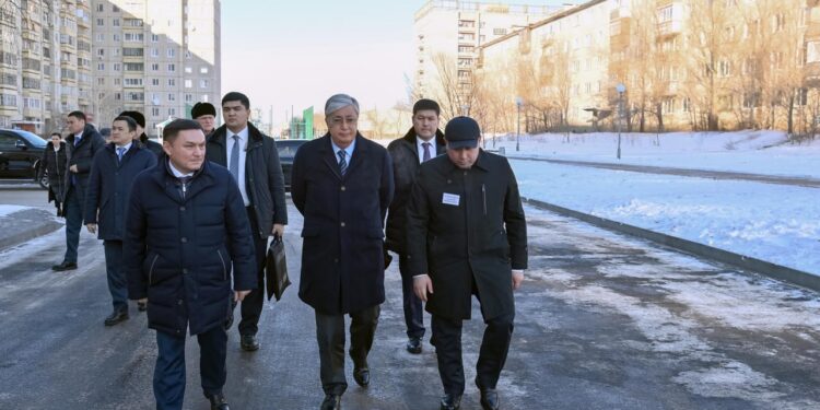 Президент Ақмола облысына жұмыс сапары барысында Степногорск қаласындағы 6-шы шағынауданның ауласын аралады