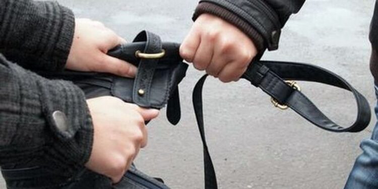 Таразда банк қызметкерін тонамақ болған күдіктілер ұсталды