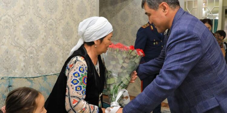 Жамбыл облысы әкімі батырлардың анасы мен жарын мерекемен құттықтады