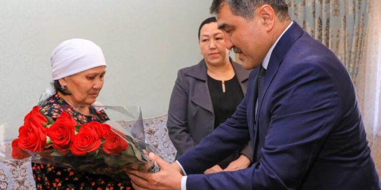 Жамбыл облысы әкімі Халық қаһарманының отбасына алғыс айтты