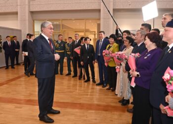 Мемлекет басшысы мәдениет сарайының мәжіліс залында аймаққа еңбегі сіңген азаматтармен кездесті