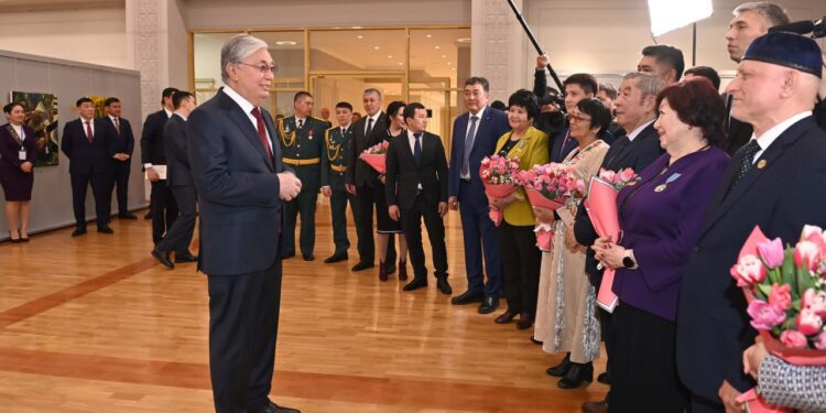Мемлекет басшысы мәдениет сарайының мәжіліс залында аймаққа еңбегі сіңген азаматтармен кездесті