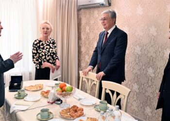Президент жүз жасаған соғыс ардагері Иван Гапичпен және 96 жастағы өлкетанушы Жайсаң Ақбаймен кездесіп, әңгімелесті