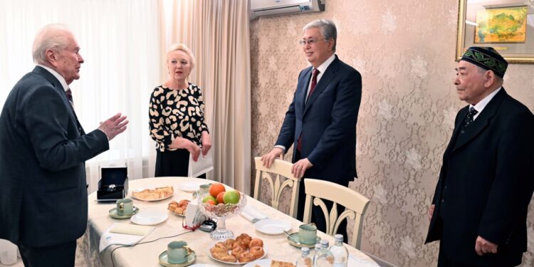 Президент жүз жасаған соғыс ардагері Иван Гапичпен және 96 жастағы өлкетанушы Жайсаң Ақбаймен кездесіп, әңгімелесті