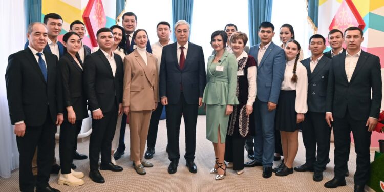 Қасым-Жомарт Тоқаев Ақсай қаласындағы Жастар ресурстық орталығында өңірдің белсенді жастарымен кездесті