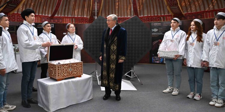 Президент мерекелік іс-шарада «Жүрек жылуы» қайырымдылық акциясына қатысты