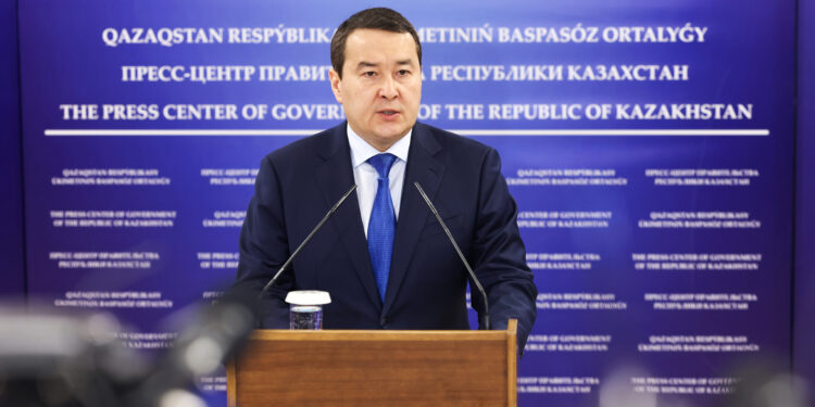 «Бұл оңай шешім емес, оны қабылдауға мәжбүрміз»: Әлихан Смайылов жанар-жағармай материалдары бағасының көтерілуі туралы