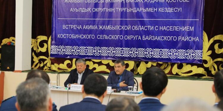Жамбыл облысы әкімі Байзақтағы екі ауылдың тұрғындарымен кездесті