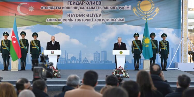 Қасым-Жомарт Тоқаев пен Ильхам Әлиев Астананың орталығындағы Гейдар Әлиев атындағы көшені салтанатты түрде ашты