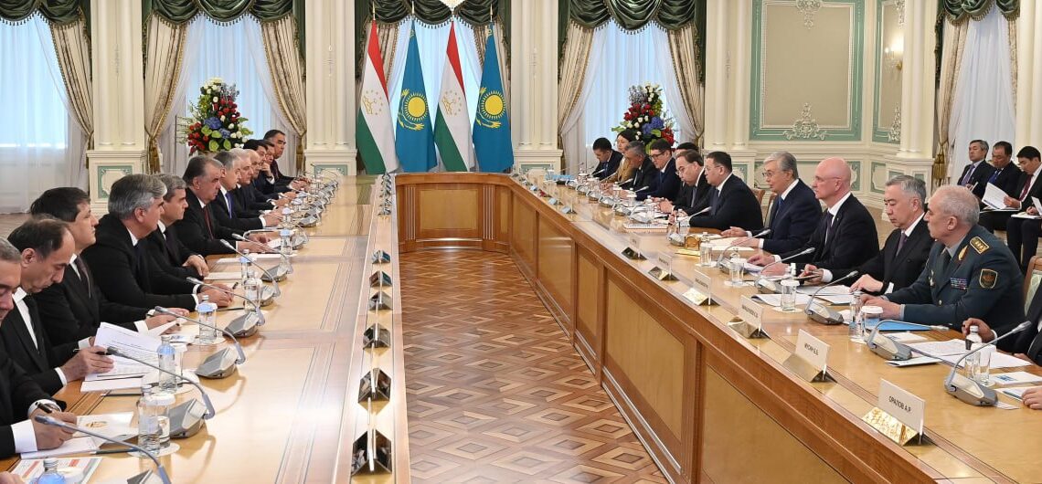 Қазақстан мен Тәжікстан Президенттері кеңейтілген құрамда келіссөздер жүргізді