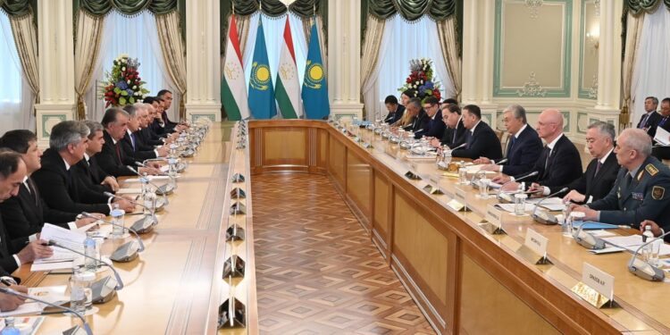 Қазақстан мен Тәжікстан Президенттері кеңейтілген құрамда келіссөздер жүргізді