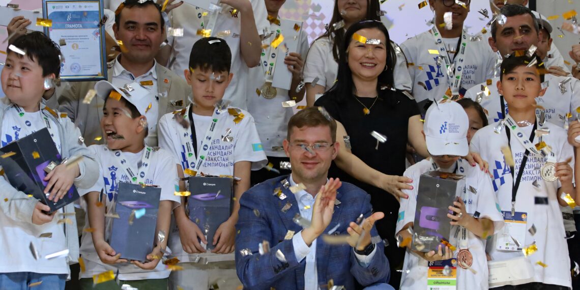 ТУРЛОВ ОҚУШЫЛАРДЫ МАРАПАТТАДЫ