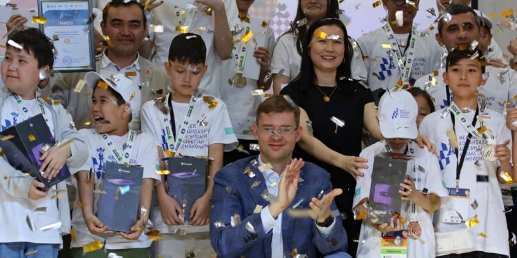ТУРЛОВ ОҚУШЫЛАРДЫ МАРАПАТТАДЫ