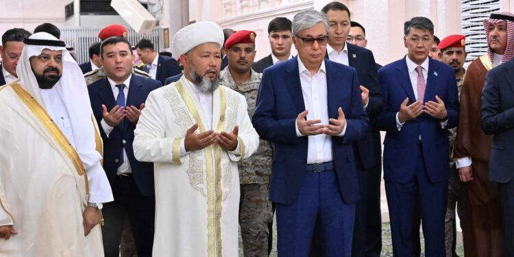 Мемлекет басшысы Мұхаммед пайғамбар мешітіне зиярат етті