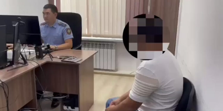 Жамбылдық полицейлер интернет-алаяқтық бойынша күдікке ілінген ер-адамды ұстады