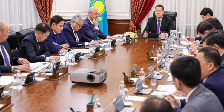 Әлихан Смайылов Экономиканы демонополизациялау жөніндегі комиссия отырысын өткізді
