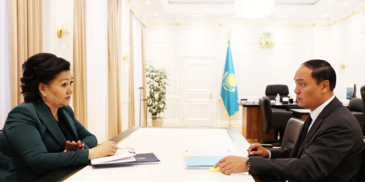 Ербол Қарашөкеев білім саласындағы негізгі мәселелерді талқылады