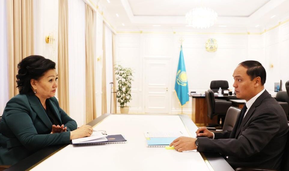 Ербол Қарашөкеев білім саласындағы негізгі мәселелерді талқылады