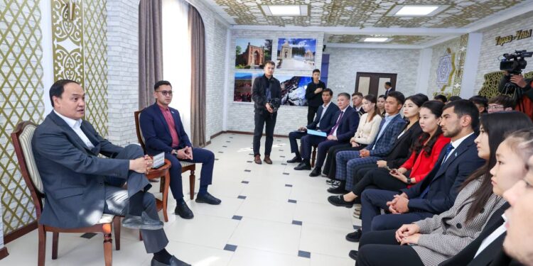 Ербол Қарашөкеев Жамбылдағы белсенді жастармен жүздесті
