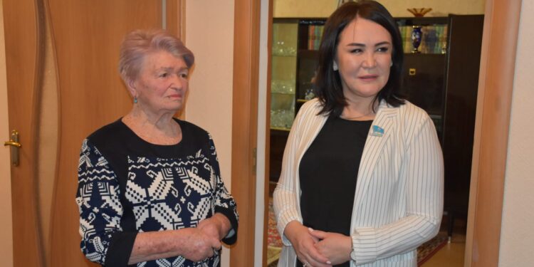 ЖҮНІСОВА ЕҢБЕК АДАМЫН «ҚАРТТАР КҮНІМЕН» ҚҰТТЫҚТАДЫ