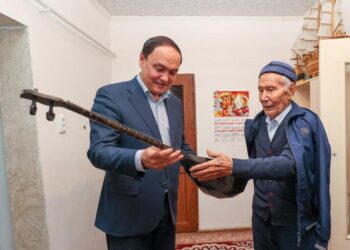 Ербол Қарашөкеев белгілі күйші-композитор Әбдімомын Желдібаевпен кездесті