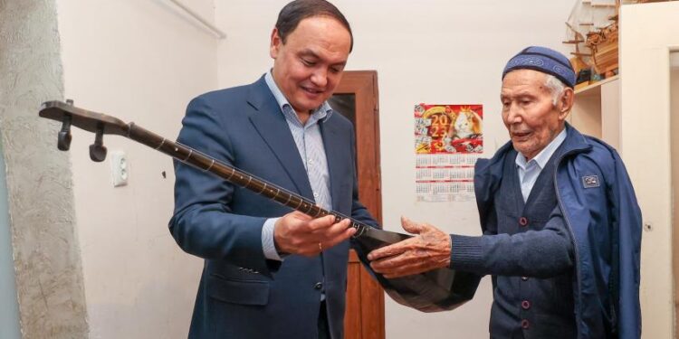 Ербол Қарашөкеев белгілі күйші-композитор Әбдімомын Желдібаевпен кездесті