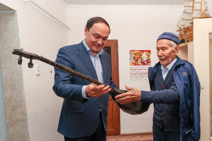 Ербол Қарашөкеев белгілі күйші-композитор Әбдімомын Желдібаевпен кездесті