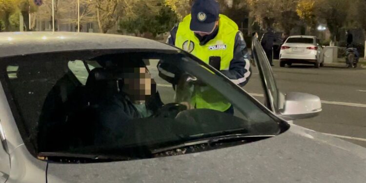 Жамбыл облысында анасының салғырттығы салдарынан 4 жасар баланың басы көліктердің арасына қысылып қалды