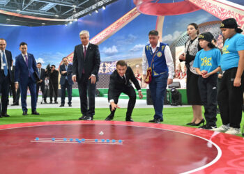 Тоқаев Франция президентімен асық ойнады