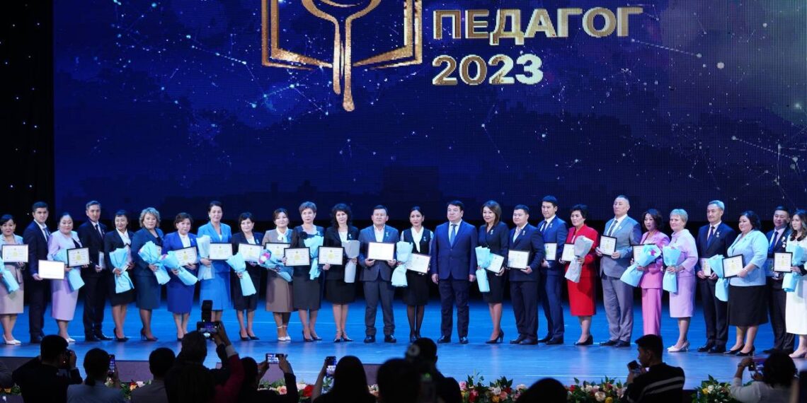ЖАМБЫЛ ОБЛЫСЫНЫҢ 6 ПЕДАГОГЫ «ҮЗДІК ПЕДАГОГ» АТАНДЫ