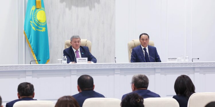 Ербол Қарашөкеев облыстық мәслихаттың сессиясына қатысты