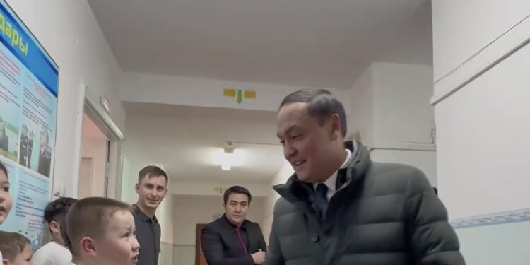 Е.Қарашөкеев Тараздағы №1 гимназияның асханасын, қауіпсіздік жүйесін тексерді