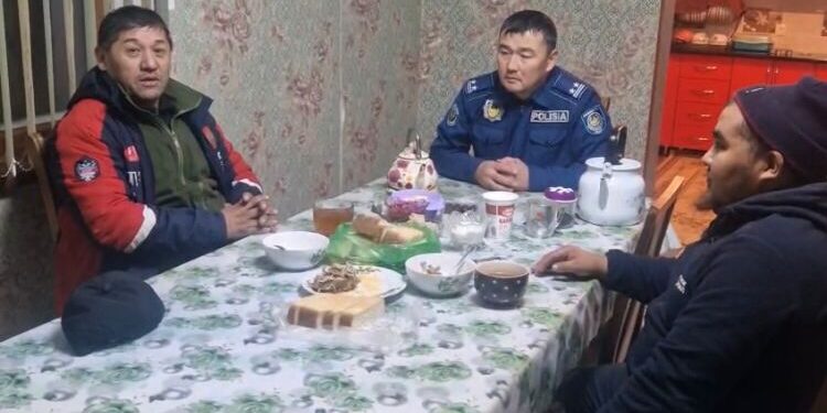 Учаскелік инспектор жолда қалған үш жүргізушіні үйіне әкелді