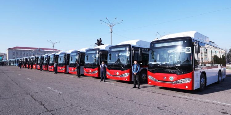 Жамбыл облысының әкімі Е. Қарашөкеев жаңа автобустардың кілттерін тапсырды