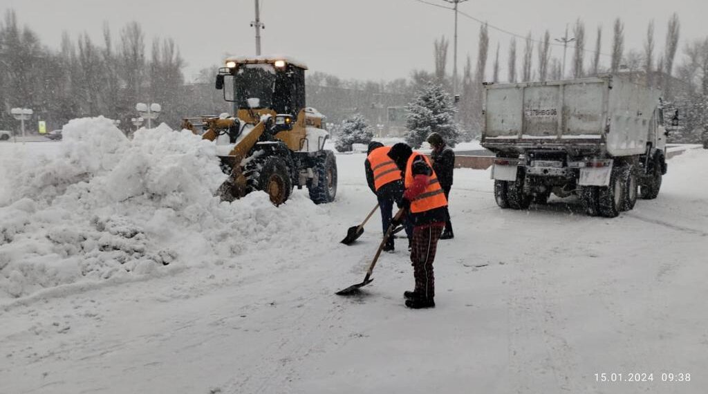 Таразда қар тазалауға 200-ге жуық жұмысшы, 50-ге тарта техника жұмылдырылды